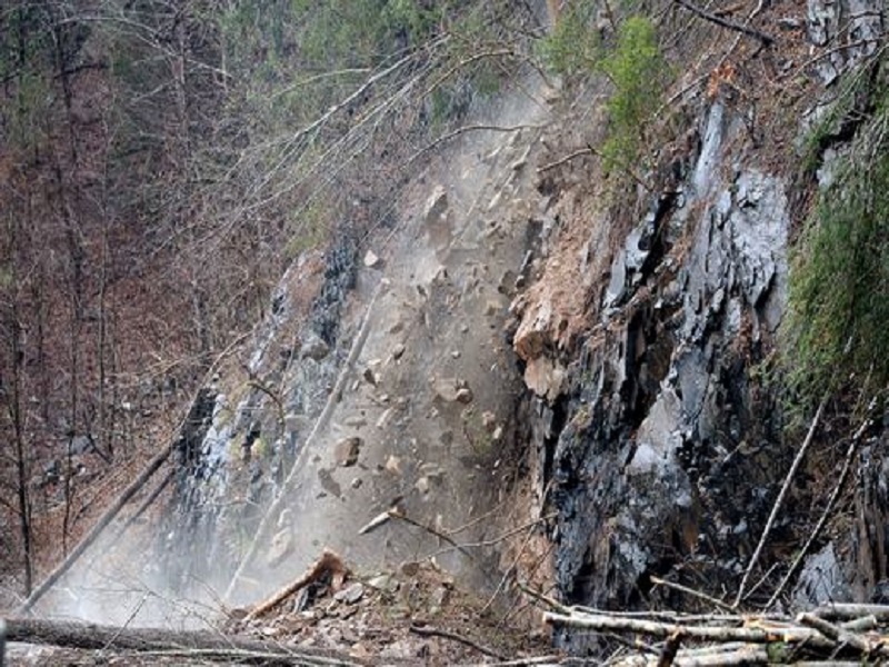 ROCKSLIDE ON I-40 AT TENNESSEE/N. CAROLINA LINE TO REOPEN WITH RESTRICTIONS