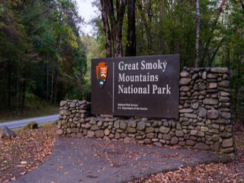 KNOXVILLE MAN DIES WHILE HIKING IN GREAT SMOKY MOUNTAIN NATIONAL PARK
