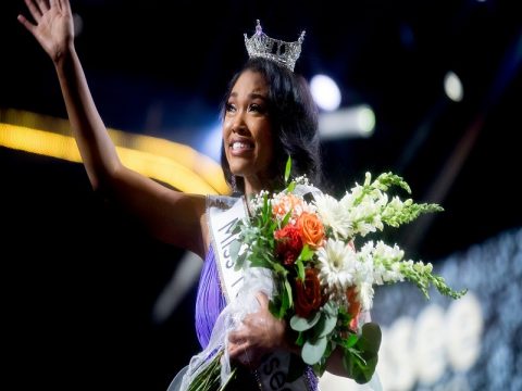 FIRST AFRICAN AMERICAN MISS TENNESSEE RECEIVES CROWN